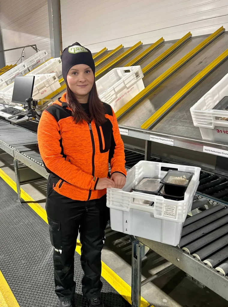 Marleena Mäkelä pakkaamon linjalla Fresh Servantin Seinäjoen yksikössä